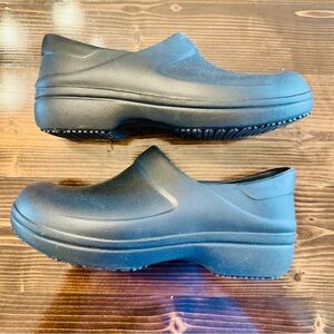 CROCS Women's Neria Pro II Black Clogs‎